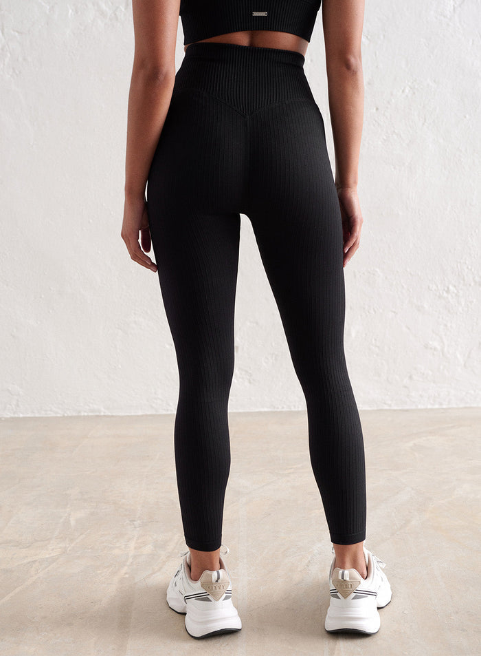 [The model wears size XS and is 161 cm.]