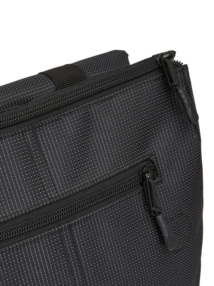Ela Mo™ Daypack Rucksack | Black Reflective. Oberteil des Rucksacks mit zwei Fächern und Reißverschluss.