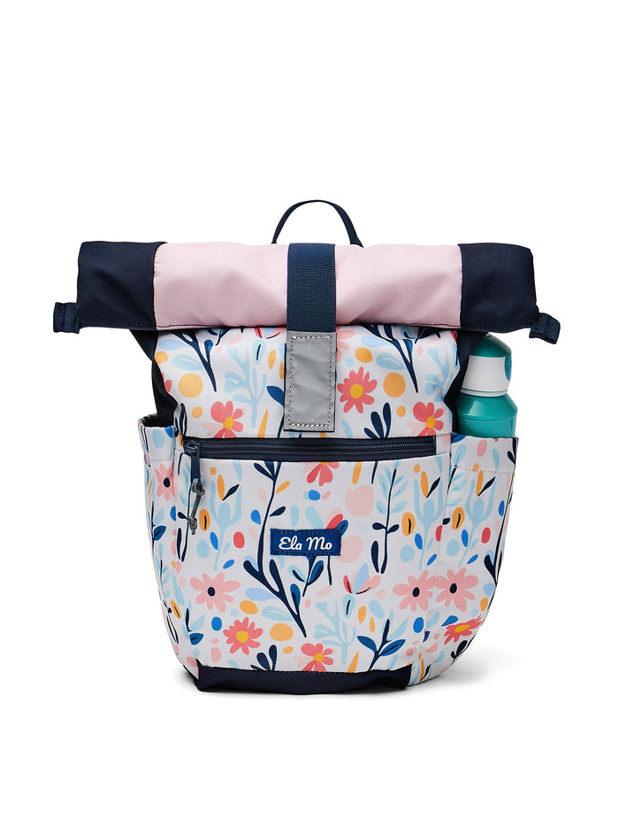 Ela Mo™ Kinderrucksack (6-10 Jahre) | Pastel Land. Floral gemusterter Rucksack mit einer Wasserflasche in der Seitentasche.