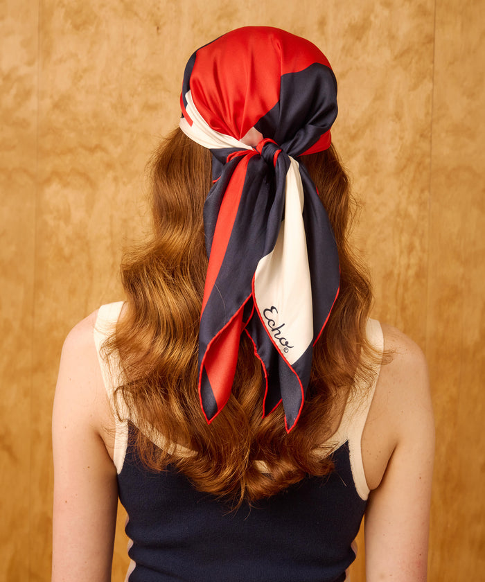 Curves Silk Square in Red and Blue