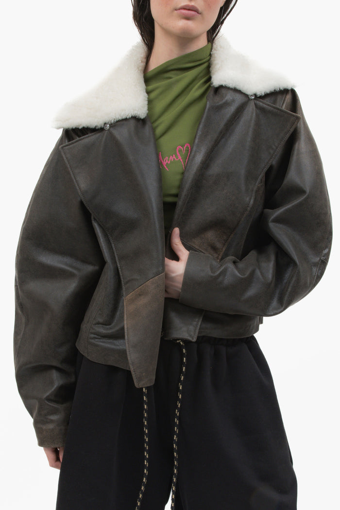 MANCANDY Wide Aviator Jacket in crackled black leather featuring a detachable shearling collar, oversized fit and curved sleeves.