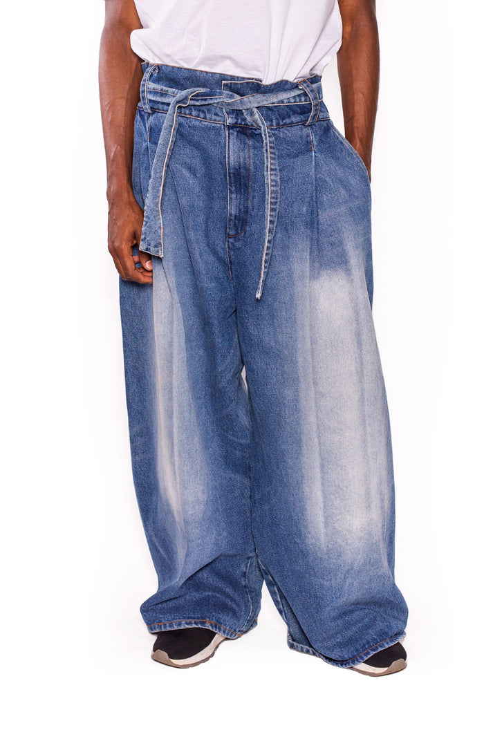 MANCANDY Wide Jeans Classic in hand-faded comfort denim featuring an exaggerated wide-leg silhouette, front pleats and an integrated belt.